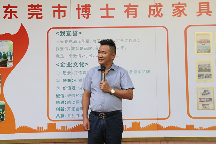 集團副總裁兼營銷中心總經(jīng)理劉顯兵講話